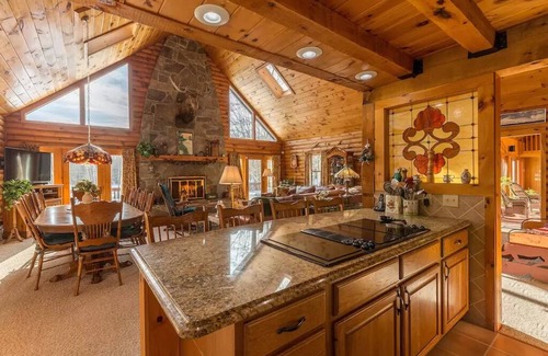 Londonderry Haus | Beautiful Lakeview Log Cabin on 60-Acre Property