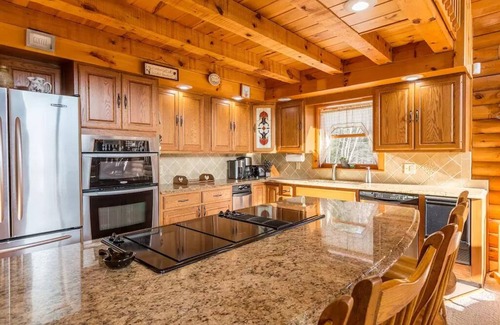 Londonderry Haus | Beautiful Lakeview Log Cabin on 60-Acre Property