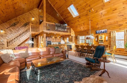 Londonderry Haus | Beautiful Lakeview Log Cabin on 60-Acre Property