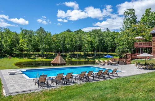 Londonderry Haus | Beautiful Lakeview Log Cabin on 60-Acre Property