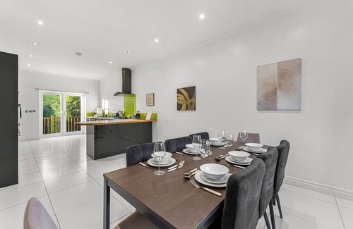 Cheltenham Haus | Beautiful Large 4 Bed House - Sleeps 12