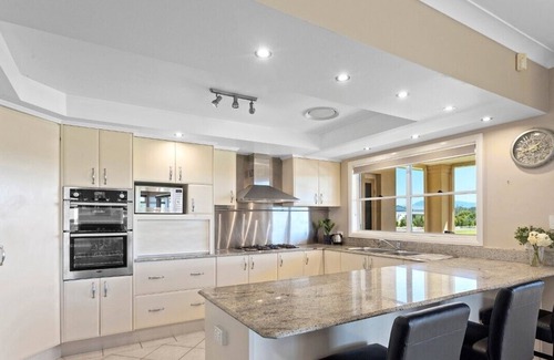 Worrigee Haus | Beautiful Large Country Home in the Perfect Location with tennis court & theatre