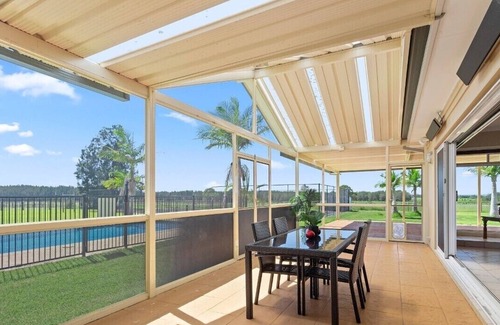 Worrigee Haus | Beautiful Large Country Home in the Perfect Location with tennis court & theatre