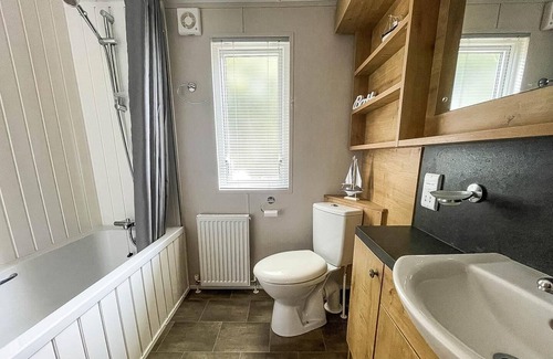 Hopton Kabine | Beautiful lodge with decking at Breydon Water Park in Norfolk ref 10022B