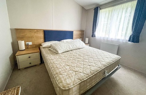 Hopton Kabine | Beautiful lodge with decking at Breydon Water Park in Norfolk ref 10022B