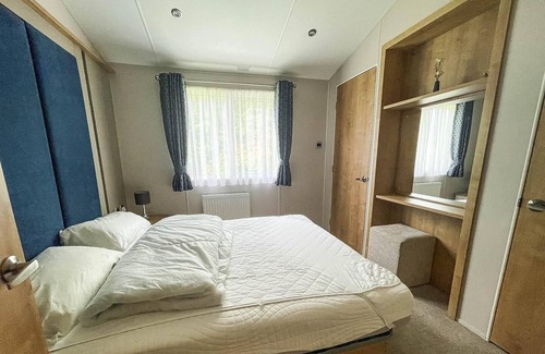 Hopton Kabine | Beautiful lodge with decking at Breydon Water Park in Norfolk ref 10022B