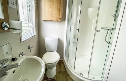 Hopton Kabine | Beautiful lodge with decking at Breydon Water Park in Norfolk ref 10022B