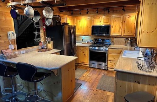 Mammoth Creek Kabine | Beautiful log home-dog friendly, creek & mountain views,close to national parks