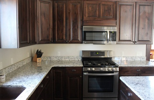 Mammoth Creek Kabine | Schöne brandneue rustikale Luxuskabine auf 5 Morgen Land mit herrlichem Blick