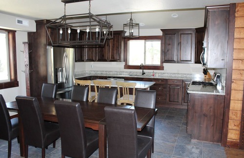 Mammoth Creek Kabine | Schöne brandneue rustikale Luxuskabine auf 5 Morgen Land mit herrlichem Blick