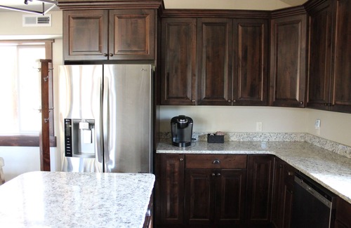 Mammoth Creek Kabine | Schöne brandneue rustikale Luxuskabine auf 5 Morgen Land mit herrlichem Blick