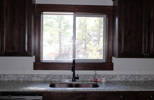 Mammoth Creek Kabine | Schöne brandneue rustikale Luxuskabine auf 5 Morgen Land mit herrlichem Blick