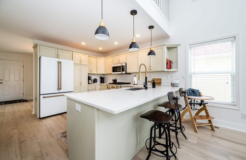 Saint Joseph Haus | Beautiful Luxury Home located at Island Pointe Marina! Just 1 mile to downtown!