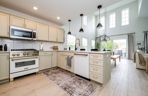 Saint Joseph Haus | Beautiful Luxury Home located at Island Pointe Marina! Just 1 mile to downtown!