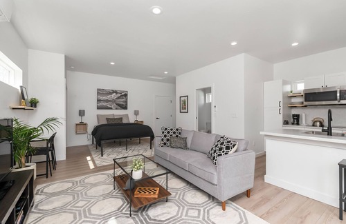 Veterans Park Wohnung | Beautiful, modern, open, comfy new studio centrally located in Boise!