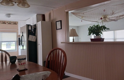 New Smyrna Beach Hütte | Beautiful modular home in scenic river complex.