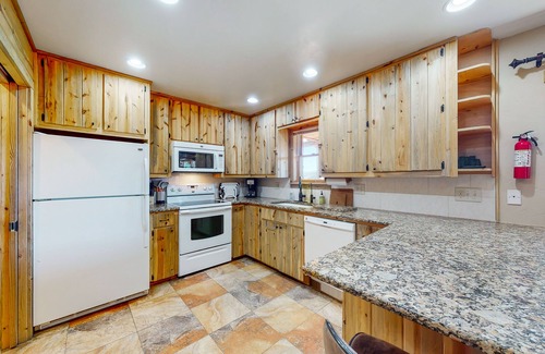 Alpine Village Kabine | Beautiful mountain-view cabin with covered deck, grill, fireplace & washer/dryer