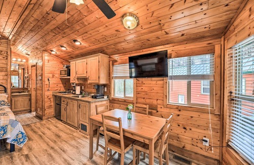 New Bern Wohnung | Beautiful New Bern Studio Cabin w/ Fire Pit!