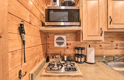 New Bern Wohnung | Beautiful New Bern Studio Cabin w/ Fire Pit!