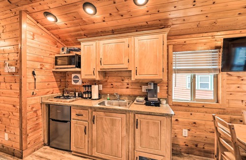 New Bern Wohnung | Beautiful New Bern Studio Cabin w/ Fire Pit!