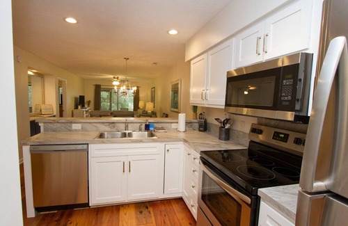 Pawleys Island Eigentumswohnung | Wunderschöne, kürzlich aktualisierte 1. Etage True Blue Villa!