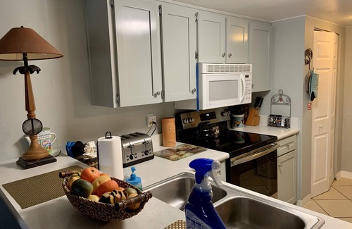 Point East Eigentumswohnung | Eröffnungen für April / Mai 99 $ / Nacht, sonniger Balkon, Mindestaufenthalt 4 Nächte.