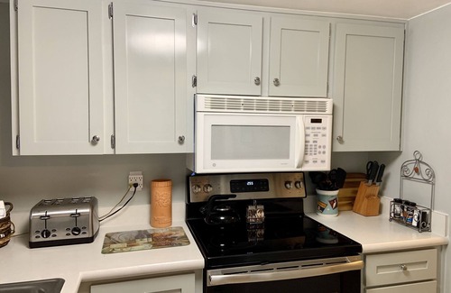 Point East Eigentumswohnung | Eröffnungen für April / Mai 99 $ / Nacht, sonniger Balkon, Mindestaufenthalt 4 Nächte.