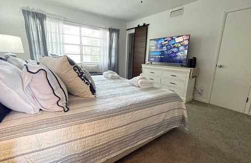 Pine Castle Villa | Beautiful Orlando Lakehouse 15Minutes to Universal