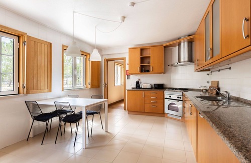 Cachopos Haus | Wunderbares alleinstehendes Ferienhaus für 8 Leute mit privatem Pool, TV, Terrasse und Parkplatz