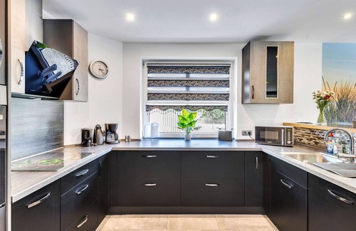 Wingst Haus | Wunderbares alleinstehendes Ferienhaus mit W-LAN, TV, Terrasse, Haustiere erlaubt und Parkplatz