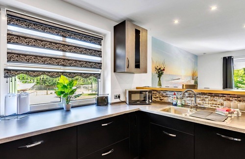 Wingst Haus | Wunderbares alleinstehendes Ferienhaus mit W-LAN, TV, Terrasse, Haustiere erlaubt und Parkplatz