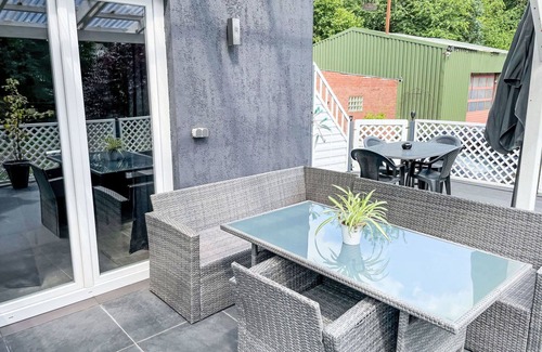 Wingst Haus | Wunderbares alleinstehendes Ferienhaus mit W-LAN, TV, Terrasse, Haustiere erlaubt und Parkplatz