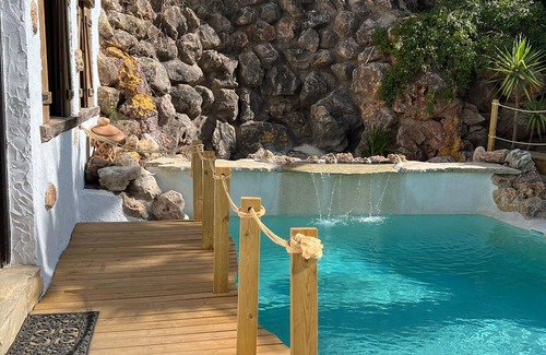 Iznajar Haus | Schönes alleinstehendes Ferienhaus mit Klimaanlage, Whirlpool, privatem Pool, W-LAN, Parkplatz