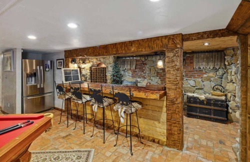 Kellogg Haus | Beautiful Rustic 6 bedroom House with water park access to Silver Rapids