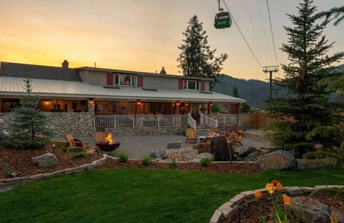 Kellogg Haus | Beautiful Rustic 6 bedroom House with water park access to Silver Rapids