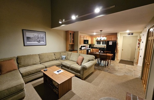 Carrabassett Valley Eigentumswohnung | Schöne Ski In / Out Sugarloaf Condo in der Nähe von großen Annehmlichkeiten