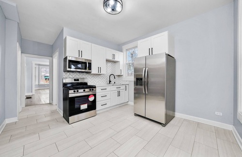 Chicago Lawn Haus | Beautiful spacious 6-Bedroom Home with 2 Baths – Perfect for Large Families