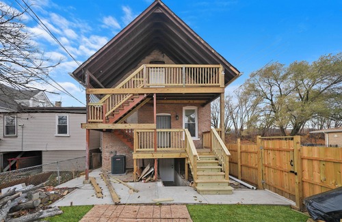 Chicago Lawn Haus | Beautiful spacious 6-Bedroom Home with 2 Baths – Perfect for Large Families