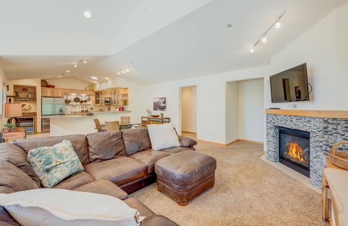 Crystal Bay Haus | Beautiful townhome w/ lakeview, fireplace, mountain view, grill, & washer/dryer