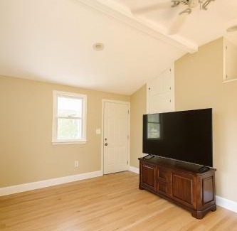 Sharon Wohnung | Beautiful two-bedroom residence nestled in the lovely town near Boston