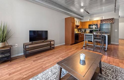 Old West Side Eigentumswohnung | Beautiful Two Bedroom Condo Close to U of M 127