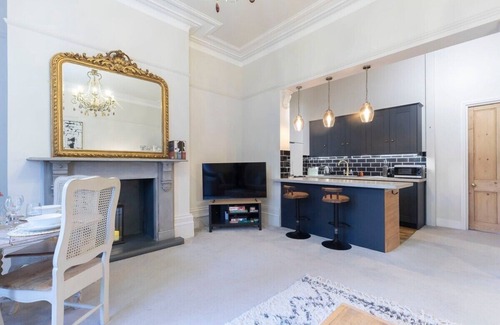 Cheltenham Wohnung | Beautiful Two Bedroom Regency Apartment