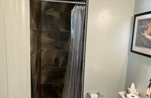 Skyland Skihütte | Beautiful two level Chalet in upscale lakefront neighborhood