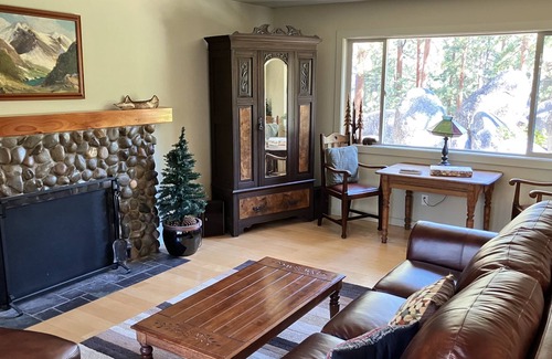 Skyland Skihütte | Beautiful two level Chalet in upscale lakefront neighborhood