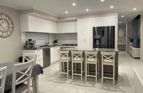 Jindalee Haus | Beautiful Two Story Beachside House