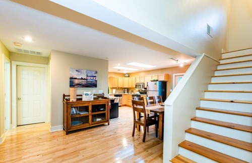 Union Pier Eigentumswohnung | (August Weeks OPEN!) Beautiful Union Pier Condo with Association Pool!