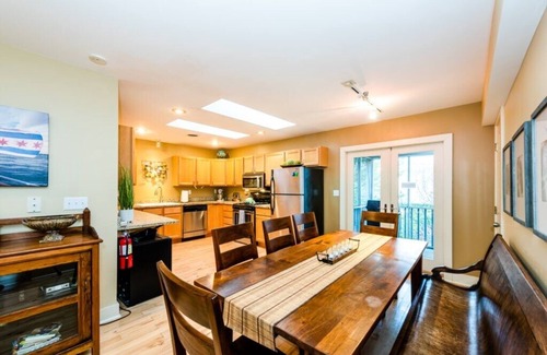 Union Pier Eigentumswohnung | (August Weeks OPEN!) Beautiful Union Pier Condo with Association Pool!