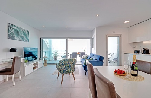 Calicos Eigentumswohnung | Beautiful View! 2 bdr/ 2 bthr, beach100m and 300m Old Town, pool, garage, aircon