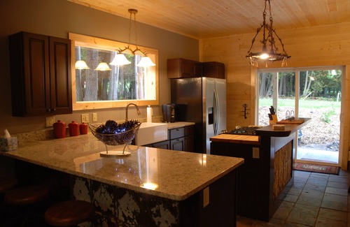 St Ignace Haus | Schönes Ferienhaus am Huronsee - WiFi, Strandfeuergrube, Blick auf die Brücke