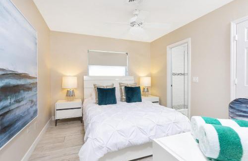 Boca Raton Haus | Beautiful Villa 4 BD 3 BA with Heated Private Pool, Close to Beach